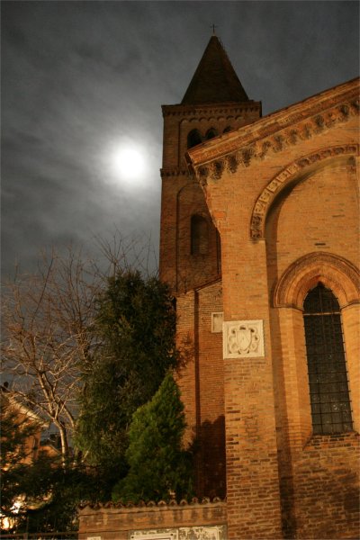 Ferrara, la città di notte - San Gregorio all'angolo di Via Cammello con Via Carmelino