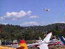 Volo a vela immagini di alianti - Un K13 sul campo di Fayence con un dirigibile sullo sfondo